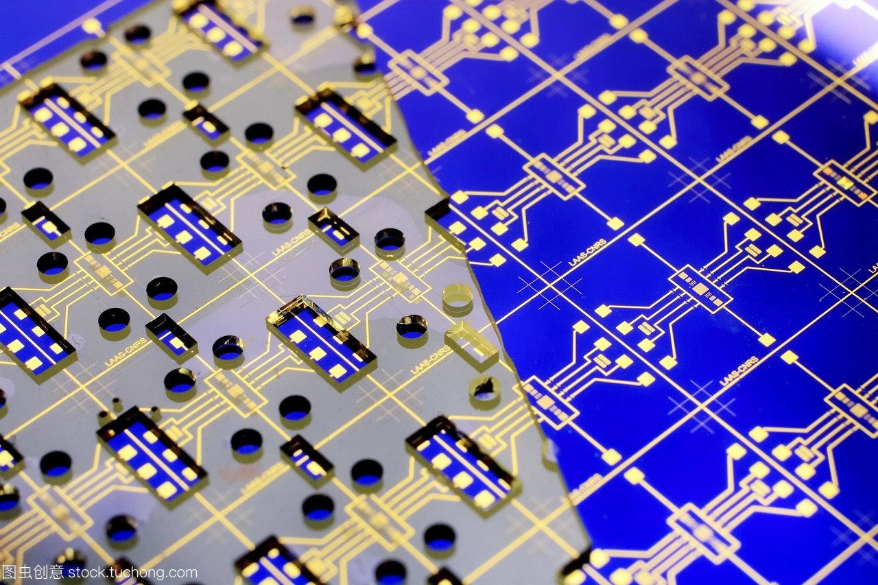 納米器件的發展。這是一種納米裝置的特寫,被稱為&ldquo;癌癥&rdquo;。電子電路板可以看到藍色,上面放一個塑料面具黃色,透明的。納米流體被放置在面罩上,并附著在電路板的裸露區域。目前正在研制一種抗癌藥物,以檢測包括癌癥腫瘤在內的微量生物標志物。生物標志物被用來檢測生物過程是否正常。法國圖盧茲國家科學研究中心cnrs拍攝的照片。